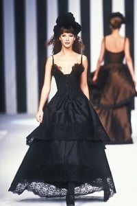 valentino-fw-1994-15.thumb.jpg.88f81e2625781b1048c7e87d98aa18e9.jpg