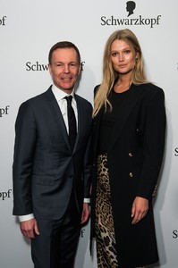 2018-02-08-120-jahre-schwarzkopf-jens-martin-schwaerzler-toni-garrn-01.jpg