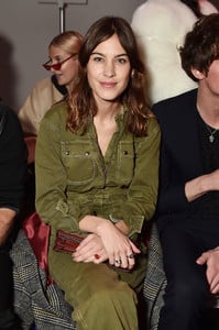 Alexa+Chung+Christian+Cowan+Front+Row+February+_gOgyU-QcOhx.jpg