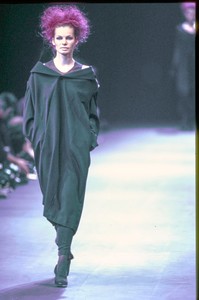 COMME-DES-GARCONS-FALL-1992-RTW-37-CORDULA-REYER-CN10041971.thumb.jpg.79c749a5980788c3d2b093a6ed1be35f.jpg