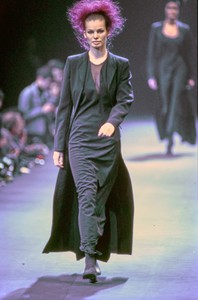 COMME-DES-GARCONS-FALL-1992-RTW-53-CORDULA-REYER-CN10041998.thumb.jpg.faf59a5d9b897d5e5c2ff026db90c950.jpg