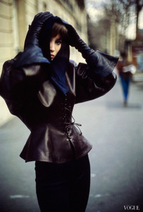 alac3afa_s-laced-leather-worn-by-christy-turlington-vogue-june-1986-c2a9-arthur-elgort.thumb.jpg.076bd55c8348db57d78371ad782cebbf.jpg