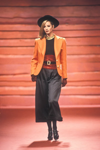 christian-lacroix-fw-1992-3.thumb.jpg.2b351c5eef6d64f2a2f485071965a1ac.jpg