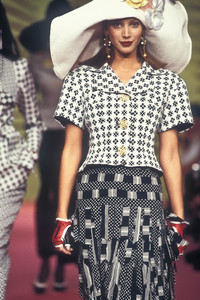 christian-lacroix-ss-1993-13.thumb.jpg.00965663481edf0638dc2ab982f2f1e2.jpg