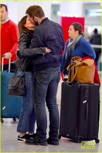 courteney-cox-husband-johnny-mcdaid-share-a-kiss-in-london-01.jpg