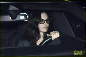 courteney-cox-steps-out-for-dinner-in-weho-after-jennifer-aniston-breakup-news-04.jpg