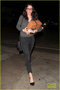 courteney-cox-steps-out-for-dinner-in-weho-after-jennifer-aniston-breakup-news-06.jpg