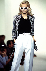 givenchy-ss-1996-10.thumb.JPG.b384d07d34f17d18125508bc86824e2d.JPG