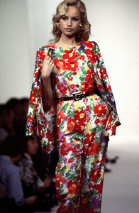 givenchy-ss-1996-9.thumb.JPG.cdf1a058a8bf0692f8041e85f89a3abe.JPG