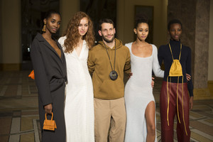 jacquemus-bks-rf18-6188.thumb.jpg.5ecabc0bbd8f8c43ed4c857cc1cee179.jpg