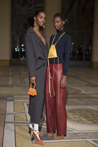 jacquemus-bks-rf18-6224.thumb.jpg.381e4f80e29fe9ad8bbc01cf2654344c.jpg