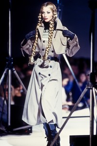 jean-paul-gaultier-fw-1992-4.thumb.jpg.c5ec5c1d4b9fa284420b34d4b7286a4e.jpg