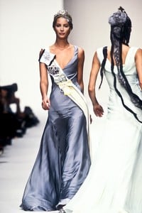 john-galliano-ss-1994-1.thumb.jpg.ff6726dc627f09dd6b8c8f924de3e3df.jpg