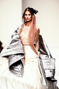 john-galliano-ss-1994-11.thumb.jpg.c3d8e42bc584d837a85e3d6b90d9e9b9.jpg