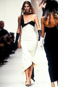 john-galliano-ss-1994-5.thumb.jpg.8326ab67ef4843bbc509285054bdfff3.jpg