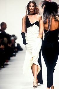 john-galliano-ss-1994-6.thumb.jpg.53c0d8b35e9a4e30338578ee1cb26c29.jpg