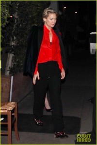 kate-hudson-Danny-Fujikawa-step-out-for-valentines-day-dinner-05.jpg