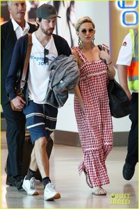 kate-hudson-danny-fujikawa-jet-out-of-sydney-03.jpg