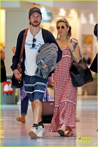 kate-hudson-danny-fujikawa-jet-out-of-sydney-05.jpg