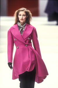 laura-biagiotti-fw-1992-10.thumb.jpg.ceeae0794d812ea58ccc9d0d336d9e54.jpg