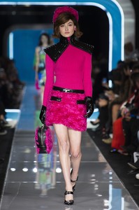 moschino-rf18-2284.thumb.jpg.1fb439108e28bfb656c99962a4f11ed3.jpg