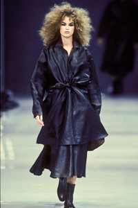 yohji-yamamoto-fw-1992-1.thumb.jpg.03789abc5f1a189bbb97955aabc99eb4.jpg