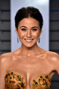 65198825_chriqui0304picturepub-10.jpg