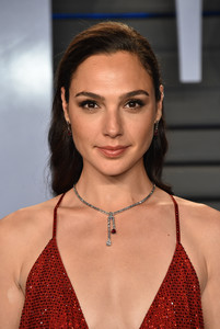 65207360_gadot-vf0304picturepub-7.jpg