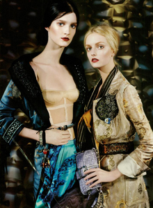 Meisel_Prada_Fall_Winter_04_05_01.thumb.png.a600170ebf5a14a82b9d3d8c066696ac.png