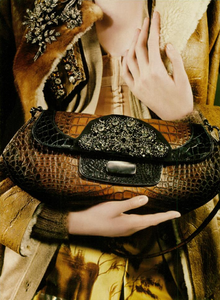 Meisel_Prada_Fall_Winter_04_05_03.thumb.png.8a1c4f0e593c0c2e118aeff9f406acc6.png