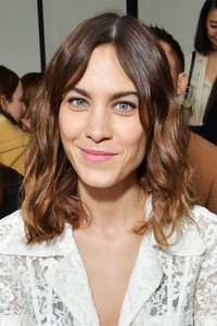 alexa-chung-chloe-show-fw18-in-paris-1.jpg