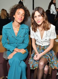 alexa-chung-chloe-show-fw18-in-paris-4.jpg