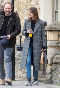 alexa-chung-street-fashion-north-london-03-19-2018-1.jpg