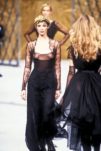 chanel-hc-fw-1993-12.thumb.jpg.c048387ccd669aaace6788ca2d180bf5.jpg