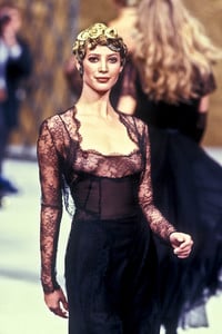 chanel-hc-fw-1993-14.thumb.jpg.28cff6b280bad9d92b4f76cb6d44b3db.jpg