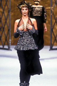 chanel-hc-fw-1993-5.thumb.jpg.bb1de4f3f21546d0b4e5c94a92ed8fd1.jpg