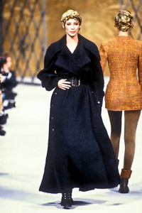 chanel-hc-fw-1993-8.thumb.jpg.c69261e54153eae3b132be2dc05a84e8.jpg