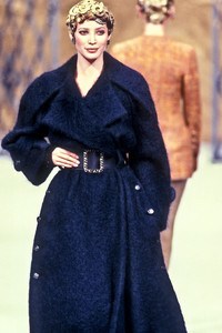 chanel-hc-fw-1993-9.thumb.jpg.f3f8f8e8c9f26abb39a74fc7b7bb7ca1.jpg