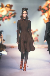 chloe-fw-1993-2.thumb.jpg.38787cf049085d1f308f3f3bb6025ce5.jpg