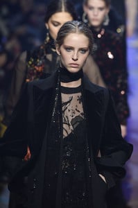 elie-saab-fw18abbyd3.thumb.jpg.6c41bdebb9080df0d932e0b2898f16e1.jpg