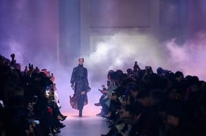 elie-saab-fw18abbyr2.thumb.jpg.74698aeae18db5dc27873dfd2f89317d.jpg