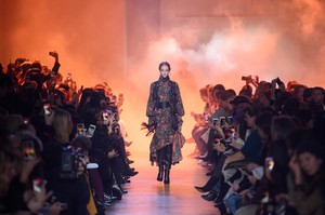 elie-saab-fw18abbyr3.thumb.jpg.72e639a39813e288dd7112ec0c733a3b.jpg