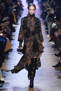 elie-saab-fw18abbyr4-2.thumb.jpg.166f19db74e9f920f52d098753275dc8.jpg