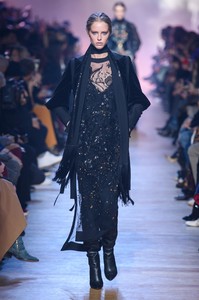 elie-saab-fw18abbyr5-2.thumb.jpg.bd4041506689cd4dccf40b4ed8a06c75.jpg