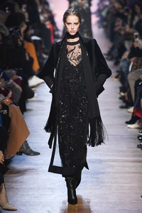 elie-saab-fw18abbyr5.thumb.jpg.aa7a2cd2b2d270c424acfab8e1b67034.jpg