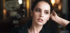 felicity-jones-cle-de-peau-beaute-2018-photoshoot-0.thumb.jpg.39200240076e05686e9d3da6e730e8c4.jpg