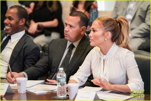 jennifer-lopez-alex-rodriguez-shark-tank-03.jpg