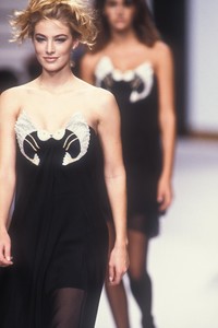 karl-lagerfeld-ss-1992-2.thumb.jpg.bcc161a3259c7044ff4e6b09922fddf2.jpg