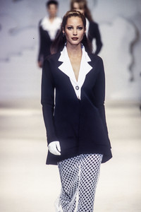 karl-lagerfeld-ss-1993-2.thumb.jpg.7eca32f3335ceafd359a42214e8c6b20.jpg