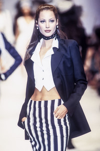 karl-lagerfeld-ss-1993-3.thumb.jpg.d9f9ccddb3803a8aabe8d4d2e31117ef.jpg